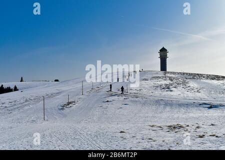 Feldberg, Allemagne - 25 janvier 2020: Paysage d'hiver panoramique à Feldberg. Banque D'Images