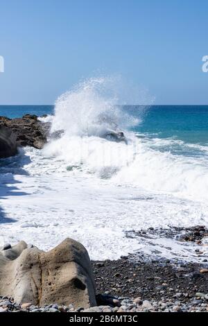 Mer Atlantique lourde avec de grandes vagues qui s'écrasent sur les rochers sur la plage d'Ajuy sur l'île des Canaries de Fuerteventura Banque D'Images