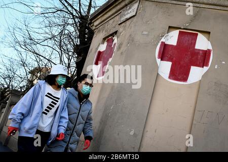 Turin, Italie. 11 mars 2020. Turin, ITALIE - 11 mars 2020: Deux personnes portant des masques respiratoires et des gants marchent. Le gouvernement italien met tout le pays en position de verrouillage alors que l'Italie lutte contre la deuxième épidémie de coronavirus COVID-19 la plus meurtrière au monde après la Chine. (Photo De Nicolò Campo/Sipa Usa) Crédit: Sipa Usa/Alay Live News Banque D'Images