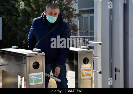 Turin, Italie. 11 mars 2020. Turin, ITALIE - 11 mars 2020: Un employé de la FCA portant un masque respiratoire quitte l'usine automobile Fiat Mirafiori. La FCA a temporairement fermé quatre usines (Pomigliano, Melfi, Sevel di Atessa et Cassino) à travers l'Italie pour empêcher la propagation du coronavirus COVID-19. (Photo De Nicolò Campo/Sipa Usa) Crédit: Sipa Usa/Alay Live News Banque D'Images