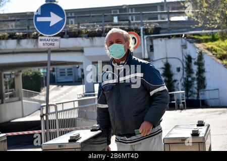 Turin, Italie. 11 mars 2020. Turin, ITALIE - 11 mars 2020: Un employé de la FCA portant un masque respiratoire entre dans l'usine automobile Fiat Mirafiori. La FCA a temporairement fermé quatre usines (Pomigliano, Melfi, Sevel di Atessa et Cassino) à travers l'Italie pour empêcher la propagation du coronavirus COVID-19. (Photo De Nicolò Campo/Sipa Usa) Crédit: Sipa Usa/Alay Live News Banque D'Images