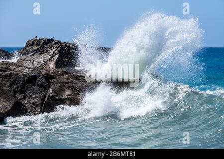 Mer Atlantique lourde avec de grandes vagues qui s'écrasent sur les rochers sur la plage d'Ajuy sur l'île des Canaries de Fuerteventura Banque D'Images