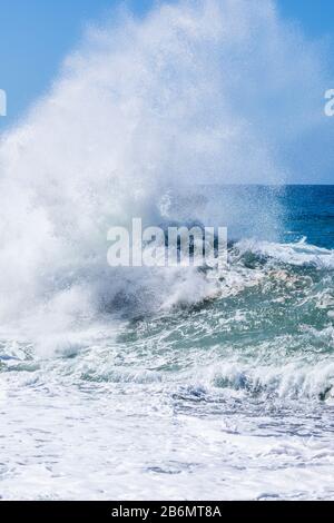 Mer Atlantique lourde avec de grandes vagues qui s'écrasent sur les rochers sur la plage d'Ajuy sur l'île des Canaries de Fuerteventura Banque D'Images