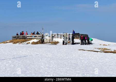 Feldberg, Allemagne - 25 janvier 2020: Groupe de randonneurs à 1 493 mètres (4 898 pi) le Feldberg dans la Forêt Noire. Banque D'Images