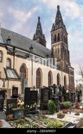 03 DÉCEMBRE 2017, PRAGUE, RÉPUBLIQUE TCHÈQUE : Cimetière et cathédrale Saint-Paul et Pierre dans la forteresse Vysehrad Banque D'Images