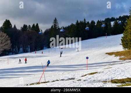 Feldberg, Allemagne - 25 janvier 2020: Pistes de ski et skieurs sur le Feldberg. Banque D'Images