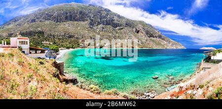 Belle plage d'Arginonta, île de Kalymnos, Grèce. Banque D'Images