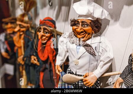 Poupées colorées en bois de marionnettes dans la boutique Banque D'Images