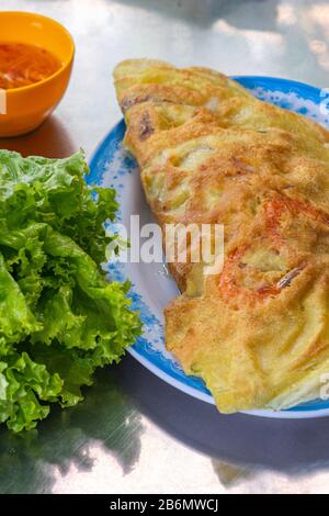 Plaque de délicieux crêpes de crevettes vietnamiennes croustillantes - Banh Xeo Banque D'Images