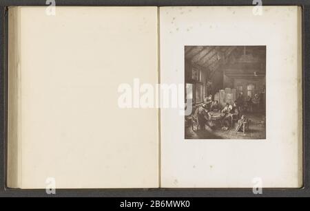 Fotoreproductie van een prent naar een schilderij, voorstellende een interieur van een herberg Image reproduction d'une photo d'une peinture, représentant un intérieur d'un type d'objet auberge: Photo-mécanique imprimer page de reproduction Numéro d'objet: RP-F-2001-7-32-16 Fabricant: Anonymement imprimer par: Anonyme à peindre de: David Teniers: ca. 1859 - ou pour 1869 matériau: Technique du papier: Woodburytypie Dimensions: Imprimer: H 140 mm × W 121 mm Objet: Auberge, maison de café, maison publique, etc.interior  représentation d'un bâtiment Banque D'Images