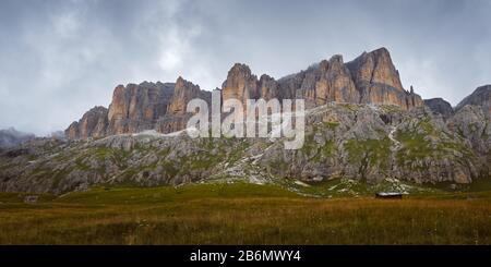 Montagnes du groupe Sella - vue depuis le col de Pordoi. Banque D'Images