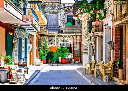 Village traditionnel coloré sur l'île de Chios, Grèce. Banque D'Images