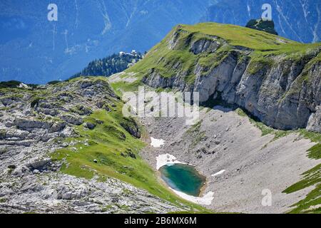 Lac de montagne turquoise dans les montagnes de Rofan - vue vers Rofan Sailbahn et la cabane d'Erfurter. Banque D'Images