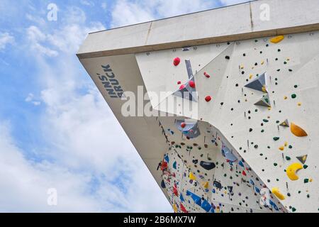 Innsbruck, Autriche - 18 Août 2019 : Ki - Kletterzentrum Innsbruck (Centre D'Escalade Innsbruck). Partie supérieure de la paroi extérieure du plomb du surplomb. Banque D'Images