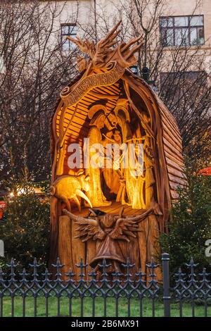 Décembre 2017, PRAGUE, RÉPUBLIQUE TCHÈQUE : scène de noël en bois à Prague Banque D'Images