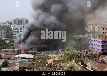 La fumée s'élève dans le ciel au-dessus de la ville après qu'un incendie a éclaté dans la région de Rupnagar à Dhaka.Des Centaines de shanties ont été rasées au sol, laissant des milliers de sans-abri, dans un incendie massif au Bialbari Jhilpar Slum dans la région de Rupnagar à Mirpur 6, Dhaka. Après l'incendie qui a éclaté vers 9:45 mercredi, quelque 150 pompiers de 25 unités de lutte contre l'incendie ont travaillé pendant près de trois heures pour éteindre les flammes vers 12:30. Confirmant le développement, le Service des incendies et le Directeur de la défense civile (opérations), Zillur Rahman, a déclaré aux journalistes sur place qu'aucune victime n'avait été signalée immédiatement. Le cau Banque D'Images