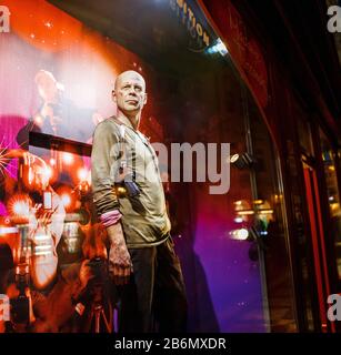 Décembre 2017, PRAGUE, RÉPUBLIQUE TCHÈQUE : personnage de cire de Bruce Willis à l'entrée du musée de Madame Tussauds à Prague Banque D'Images