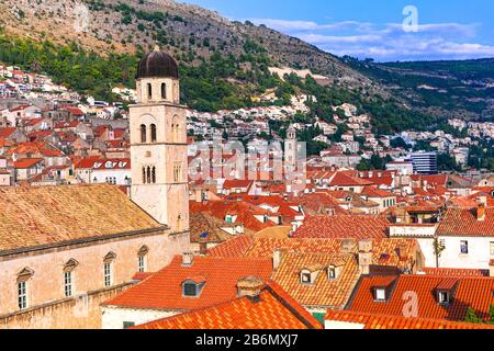 Toits rouges traditionnels et cathédrale dans la vieille ville de Dubrovnik, Croatie. Banque D'Images