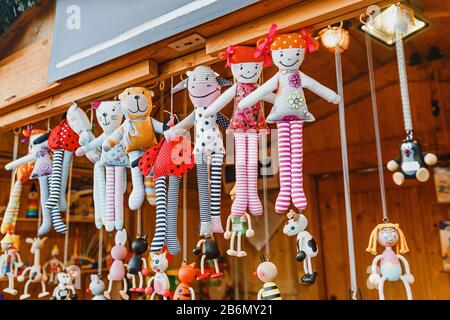 Jouets souples à vendre sur le marché de la rue Banque D'Images