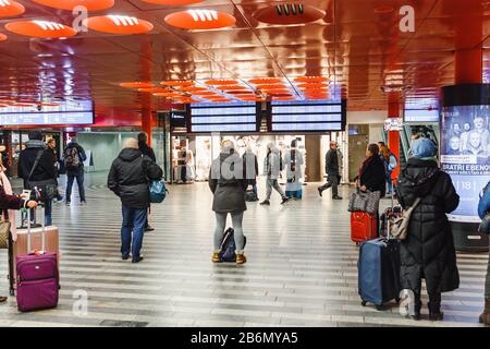 Prague, RÉPUBLIQUE TCHÈQUE - 07 DÉCEMBRE 2017 : il y a une forte affluence avec la gare de Prague à l'heure de pointe Banque D'Images