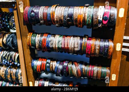 bracelets en cuir à vendre Banque D'Images