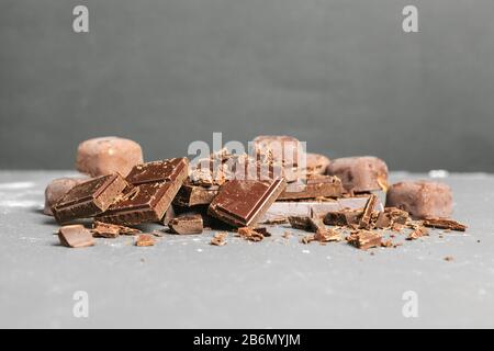 Une pile de chocolat noir et une photo créative. Banque D'Images
