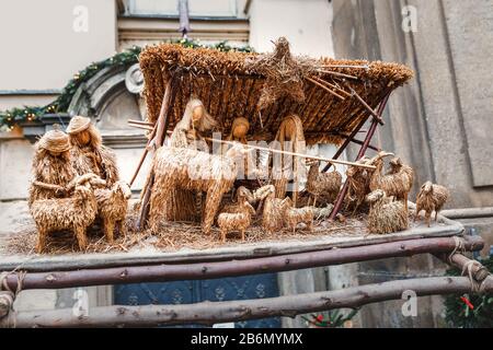 Scène de Noël avec figurines en paille dans une rue de Prague Banque D'Images