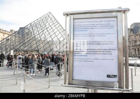 CORONAVIRUS : LE LOUVRE RESTREINT L'ENTRÉE Banque D'Images