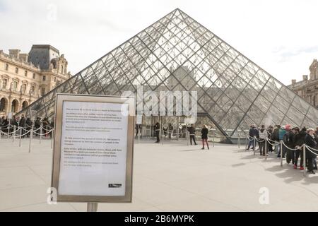 CORONAVIRUS : LE LOUVRE RESTREINT L'ENTRÉE Banque D'Images