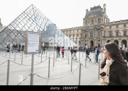 CORONAVIRUS : LE LOUVRE RESTREINT L'ENTRÉE Banque D'Images