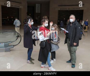 CORONAVIRUS : LE LOUVRE RESTREINT L'ENTRÉE Banque D'Images