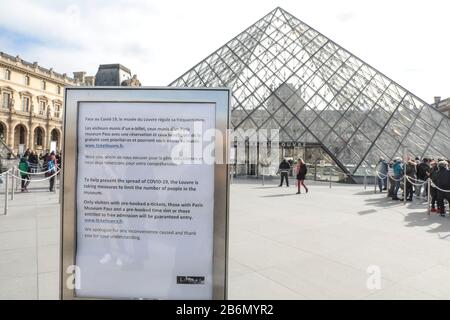 CORONAVIRUS : LE LOUVRE RESTREINT L'ENTRÉE Banque D'Images