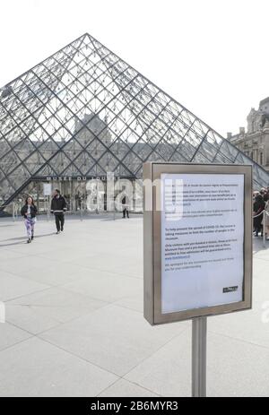 CORONAVIRUS : LE LOUVRE RESTREINT L'ENTRÉE Banque D'Images