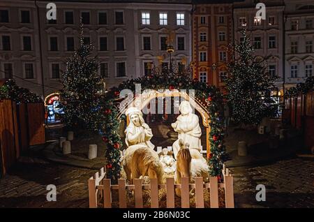 Photo nocturne d'une scène de Nativité avec un arbre de Noël brillant dans la rue de Prague Banque D'Images