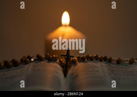 Rosary perles avec croix sur la Sainte bible Banque D'Images