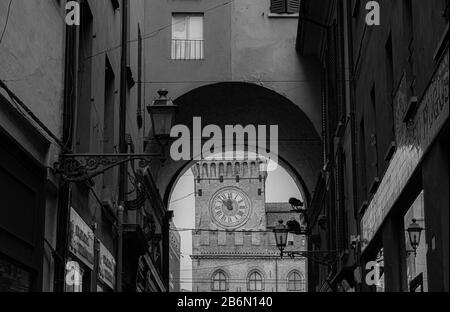 Parmi les beautés de l'Italie, les allées de Bologne sont le lieu le plus souterrain que vous pouvez visiter Banque D'Images