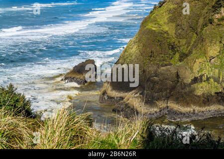 Les vagues déferlent les rochers du littoral au Cap, Déception dans l'État de Washington. Banque D'Images