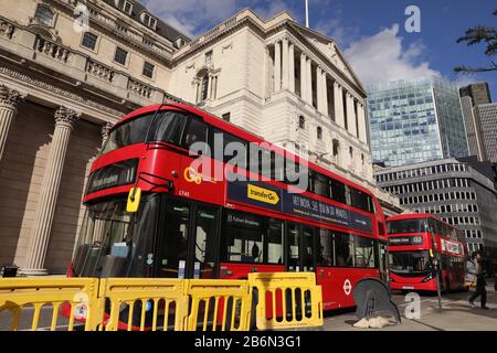 Londres, Royaume-Uni. 11 mars 2020. La photo prise le 11 mars 2020 montre une vue générale de la Banque d'Angleterre, à Londres, en Grande-Bretagne. La Banque d'Angleterre a réduit son principal taux d'intérêt de 0,75 pour cent à 0,25 pour cent mercredi dans le cadre d'un ensemble de mesures visant à amortir l'impact de COVID-19. Lors d'une réunion spéciale qui s'est terminée mardi, la commission de la politique monétaire (commission de la politique monétaire) a voté à l'unanimité pour réduire le taux de 50 points de base à 0,25 pour cent, selon une déclaration publiée par la banque. Crédit: Tim Irlande/Xinhua/Alay Live News Banque D'Images