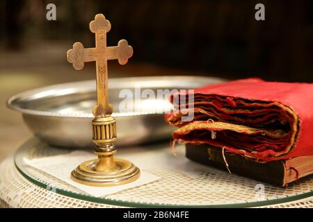 La Croix de Sanctification pour la cérémonie de baptême à l'Église orthodoxe. Banque D'Images