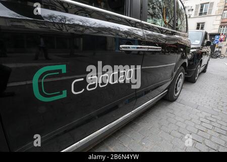 CAOCAO, UN SERVICE CHINOIS VTC, ARRIVE À PARIS Banque D'Images