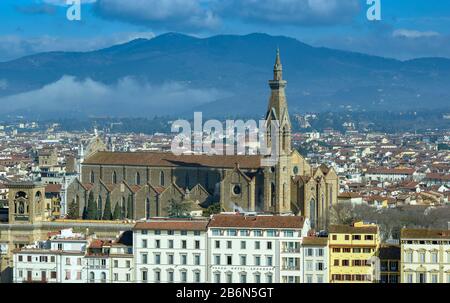 VUE SUR LA VILLE DE FLORENCE EN ITALIE AVEC L'ÉGLISE SANTA CROCE ET SPIRE Banque D'Images
