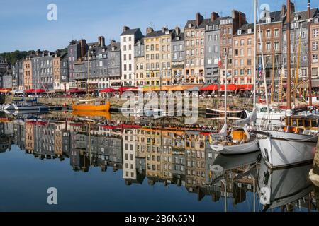 France, Normandie, vue sur Honfleur et son port pittoresque, son vieux bassin et le quai Sainte Catherine Banque D'Images