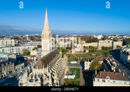 Caen, vue aérienne de l'Église Saint Pierre et du Château Banque D'Images