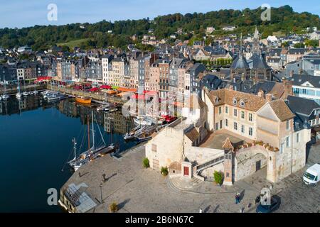 France, Normandie, vue aérienne de Honfleur et son port pittoresque, son vieux bassin et le quai Sainte Catherine Banque D'Images