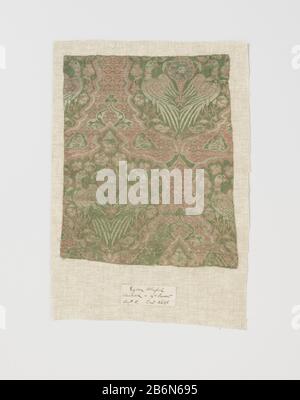 Fragment groene lampas Fragment met patroon van paarsewijs naar elkaar toegewende vogels omgeven porte bloemen en omlijst porte geschulpt, geruit bandwerk. Fabricant : wever: AnoniemPlaats fabrication: Lucca (mogelijk) Dating: CA. 1300 - env. 1399 matériau: Zijde gouddraad Techniek: Lampas / satijnbinding Dimensions: H 24,5 cm. × b 21,7 cm. Banque D'Images