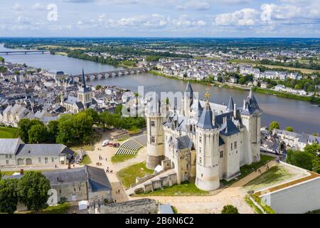 Vue aérienne sur le château et la vallée de la loire, le château de France.Saumur a été construit au dixième siècle et reconstruit à la fin du douzième siècle Banque D'Images