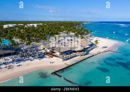 Vue aérienne sur la magnifique plage de sable blanc de Punta Cana, République dominicaine Banque D'Images