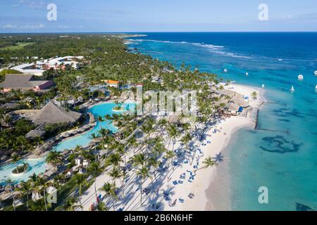 Vue aérienne sur la magnifique plage de sable blanc de Punta Cana, République dominicaine Banque D'Images