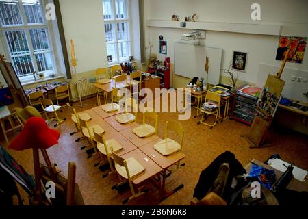 (200311) -- PRAGUE, le 11 mars 2020 (Xinhua) -- une salle de classe artistique vide est vue dans une école primaire de la rue Vodickova à Prague, en République tchèque, le 11 mars 2020. Toutes les écoles primaires et secondaires et les établissements d'enseignement supérieur de la République tchèque ont été fermés mercredi pour freiner la propagation de la COVID-19. (Photo De Dana Kesnerova/Xinhua) Banque D'Images