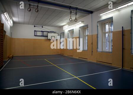 (200311) -- PRAGUE, le 11 mars 2020 (Xinhua) -- une salle De sport Vide est vue dans une école primaire de la rue Vodickova à Prague, en République tchèque, le 11 mars 2020. Toutes les écoles primaires et secondaires et les établissements d'enseignement supérieur de la République tchèque ont été fermés mercredi pour freiner la propagation de la COVID-19. (Photo De Dana Kesnerova/Xinhua) Banque D'Images